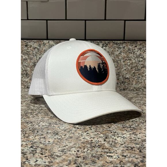 Columbia White Mesh Snapback Forest Hat Outdoors Skiing - Picture 1 of 2